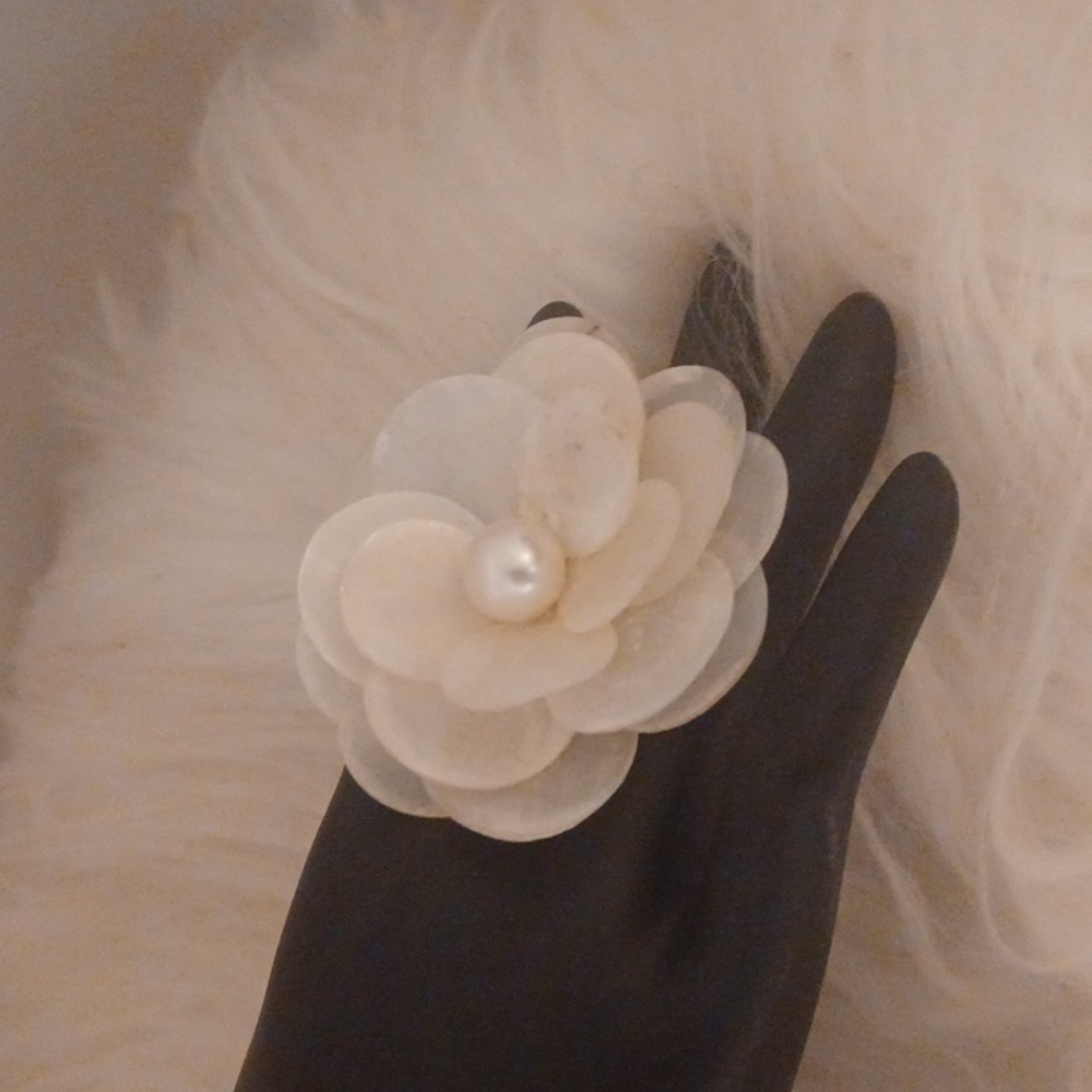 Oyster Shell Flower Ring - Picture 3 of 4